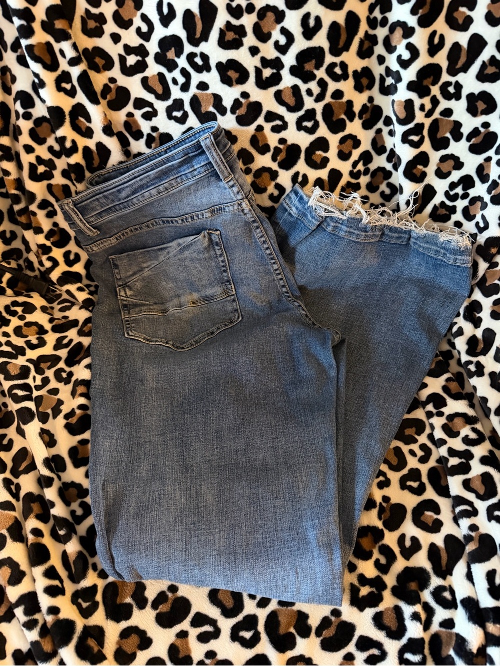 BKE Women's Light Blue Cropped Jeans with Frayed Hem